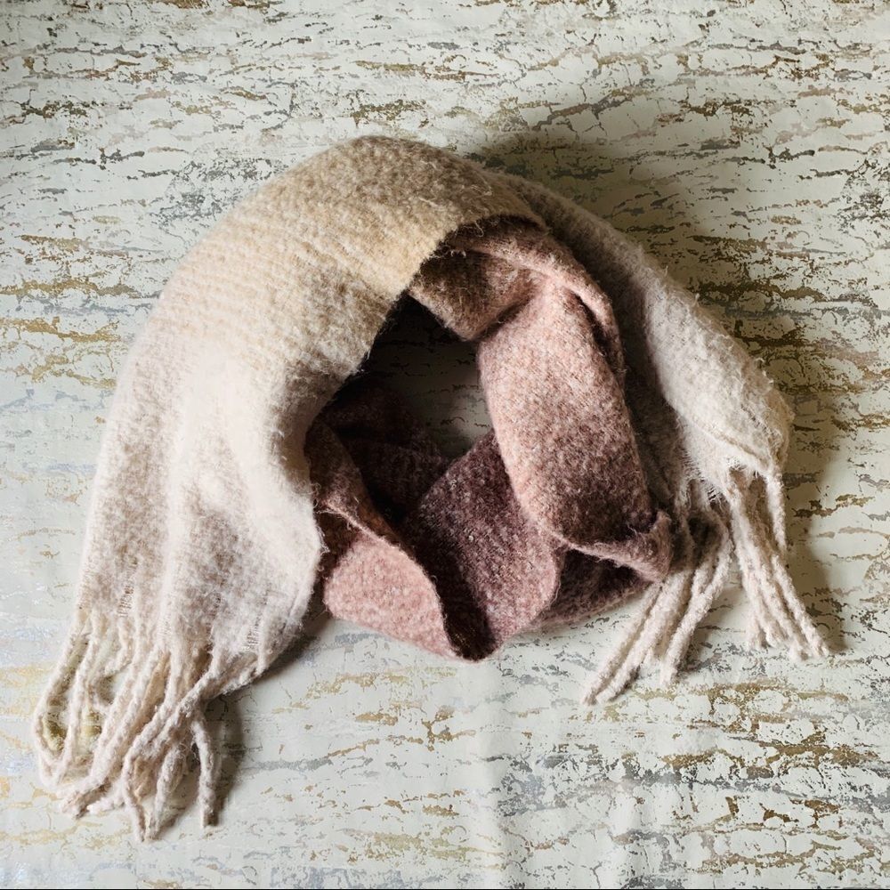 Oversized Textured Scarf    - Picture 3 of 5